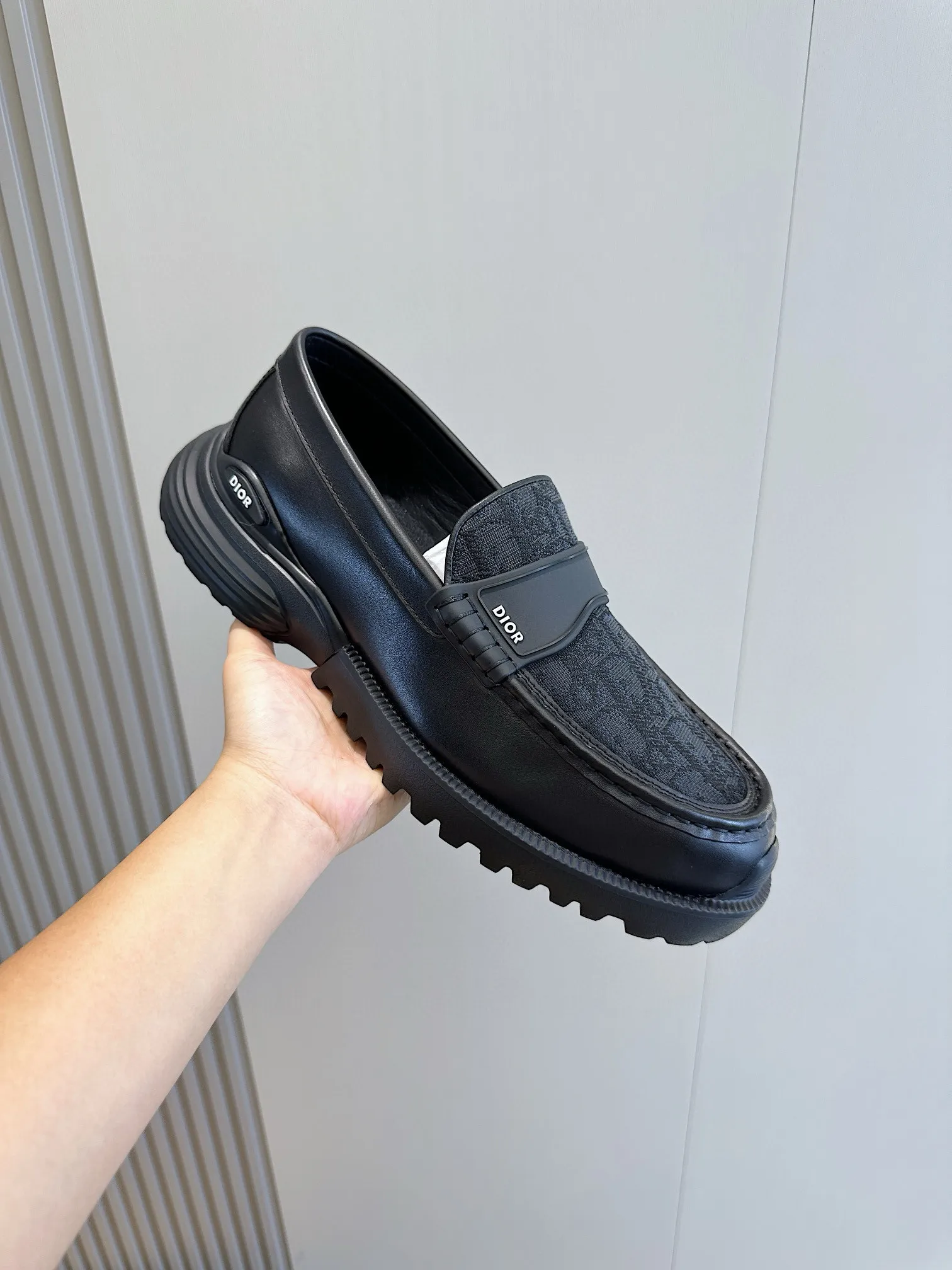 Factory price: 540💰◾️▫️Dior Combat Derby shoes are a new product in the 2024 spring men's wear series, presenting a mixed style that combines fashion design with sports elements. Crafted from black buffed calfskin leather with beige and black Oblique print panels on the sides and tongue. Designed with laces and technical zipper closure, the lightweight mixed-style sole highlights the charm of high-end customization. The Dior signature on the side enhances the style and will add a trendy touch to any look this season. Size: 39-44 (customized at 38.45)